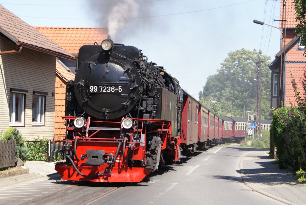 99 7236-5 als N 8937 von Wernigerode zum Brocken bei der Ausfahrt aus Wernigerode Hochschule Harz am 27.07.09