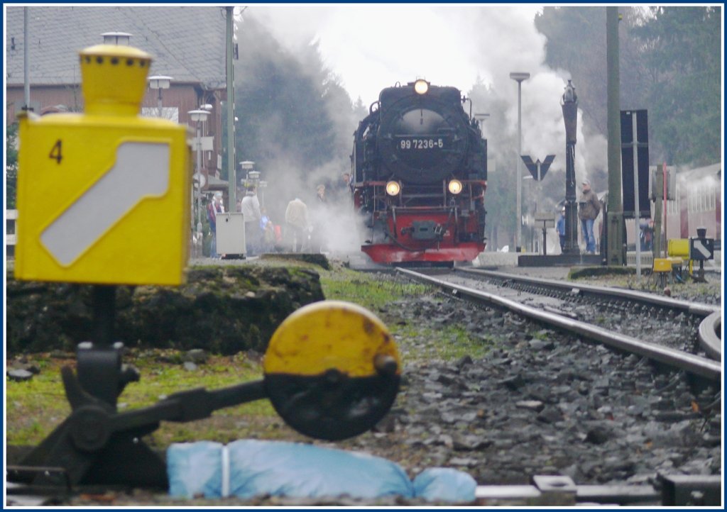 99 7236-5 verlsst an der Spitze von Zug 8903 Drei Annen Hohne Richtung Eisfelder Talmhle. (06.12.2009)