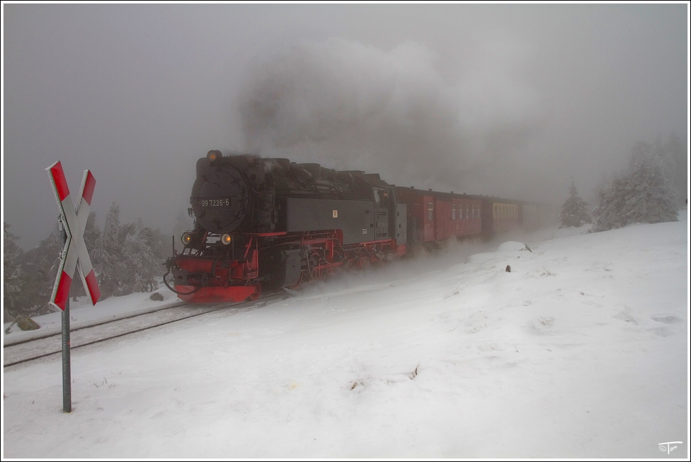 99 7236 der HSB auf der Fahrt von Wernigerode auf den 1125 m hohen Brocken.Hier zu sehen mit Zug 8933 in der Spirale am Brocken.
3.2.2011