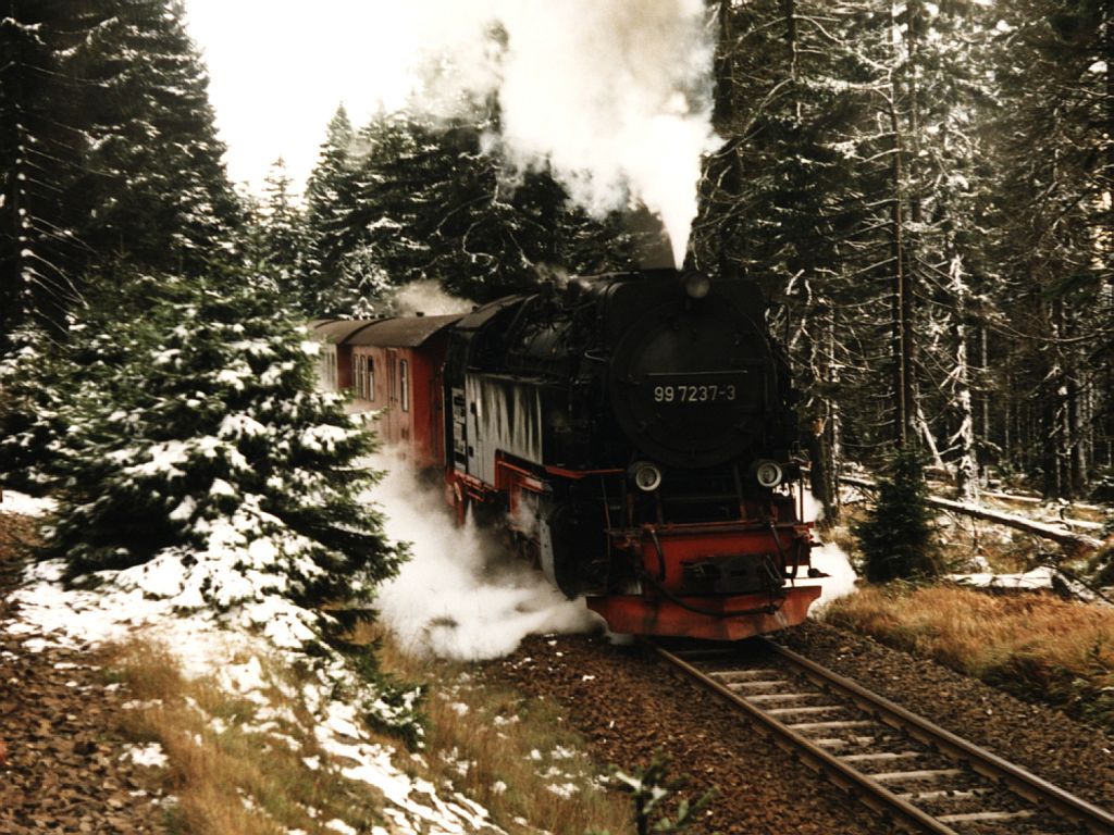 99 7237-3 der Harzer Schmalspurbahnen mit Zug 8945 Drei Annen-Brocken bei Goetheweg am 16-10-1997. Bild und scan: Date Jan de Vries. 