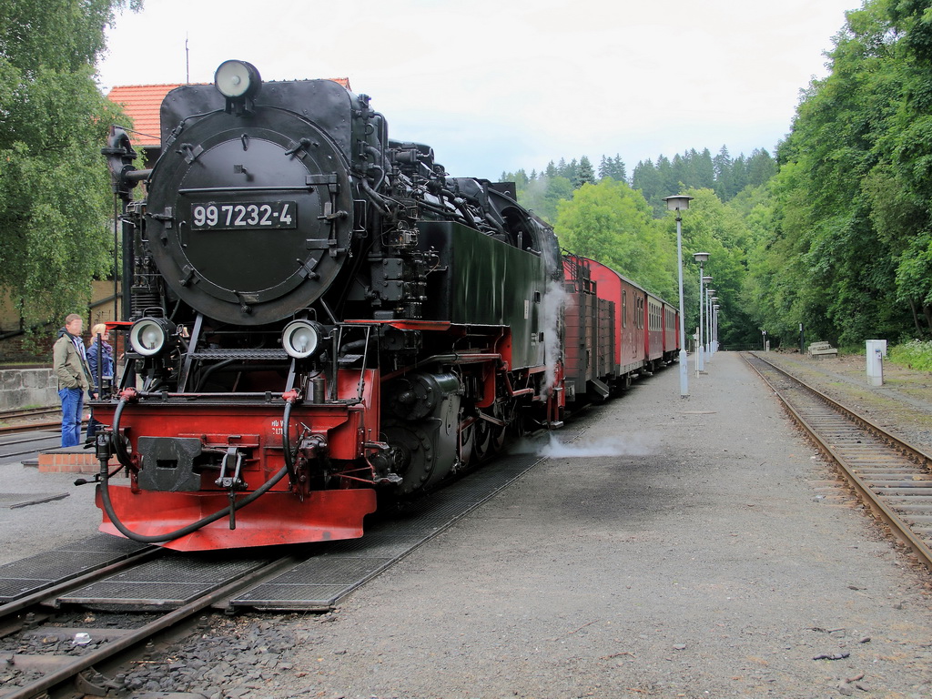 99 7237-4 steht am 28. Juni 2013 im Bahnhof Alexisbad zur Weiterfahrt als HSB 8965 nach Stiege und von dort dann weiter nach Hasselfelde.