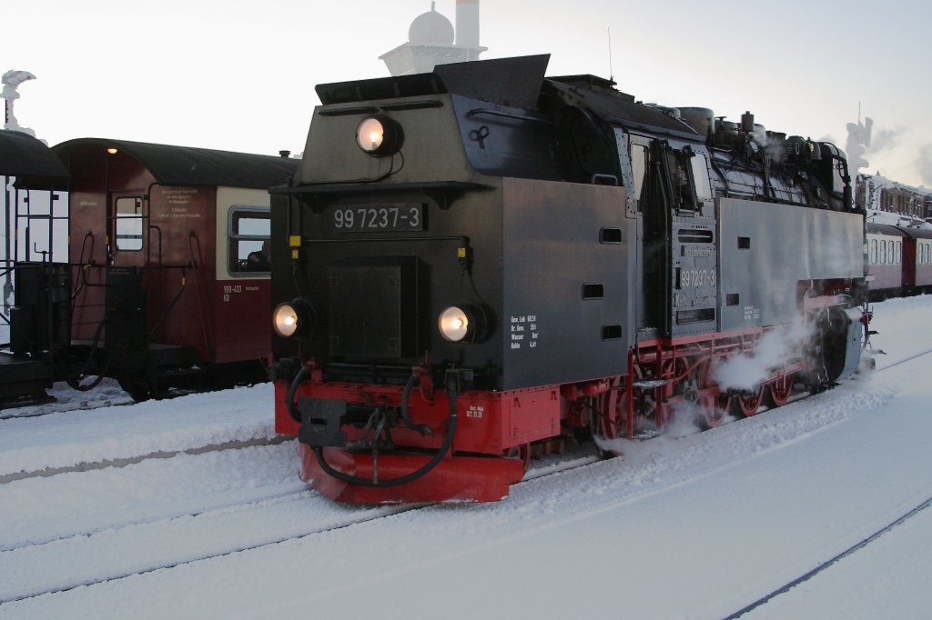 99 7237 am 25.01.2013 beim Umsetzen im Brockenbahnhof. Mit der Zugnummer P8936 wird sie den auf dem Nachbargleis stehenden Zug um 17.07 Uhr wieder zurck ins Tal, nach Wernigerode, bringen.