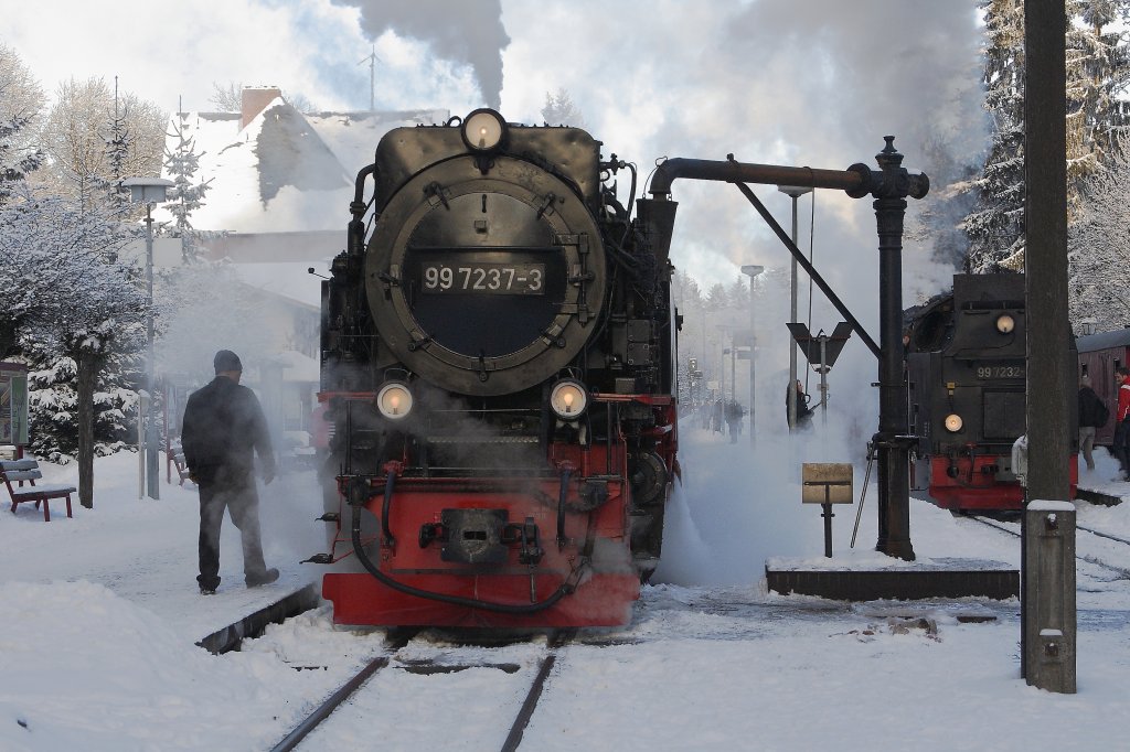 99 7237 mit P8937 zum Brocken beim Wasserfassen am 25.01.2013 im Bahnhof Drei Annen Hohne.