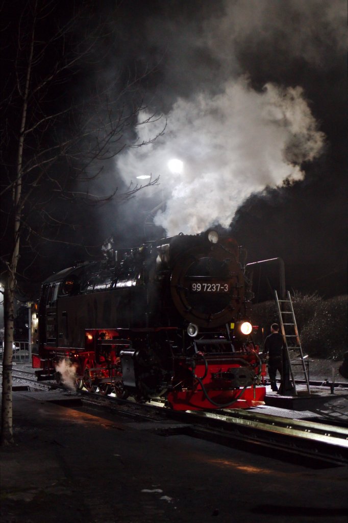 99 7237 wird am Abend des 04.03.2013 nach Wernigerode gerade versorgt.