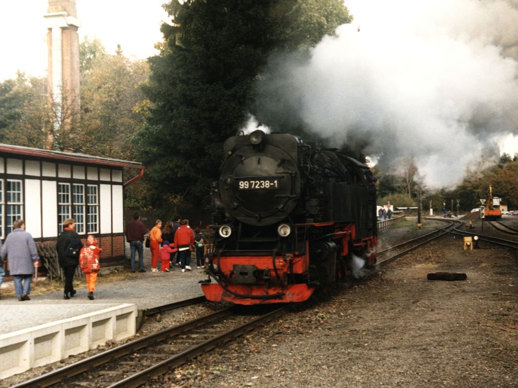 99 7238-1 der Harzer Schmalspurbahnen auf Bahnhof Drei Annen Hohne am 16-10-1997. Bild und scan: Date Jan de Vries.

