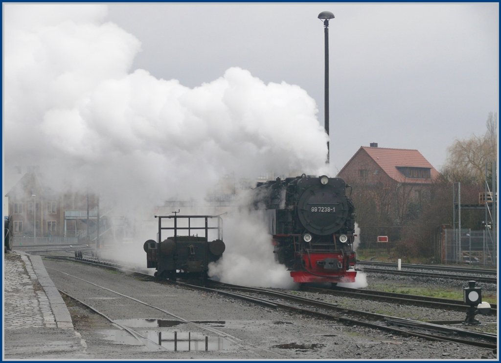 99 7238-1 stellt sich in Nordhausen an den Dampfzug 8920 nach Wernigerode. Warum die Loks rckwrts fahren, trotz Drehscheiben an beiden Endpunkten, entzieht sich meiner Kenntniss. (06.12.2009)