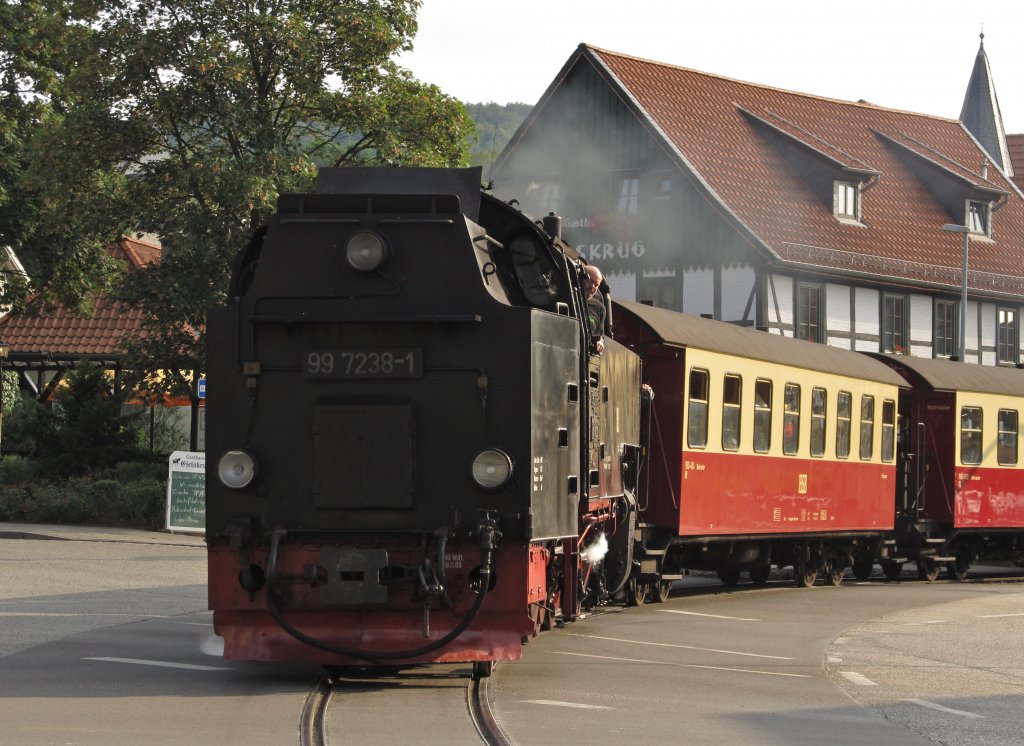 99 7238 mit dem letzten Zug des Tages bei der Durchfahrt der Werningerode Westerntor Kreuzung. 4.8.2011.