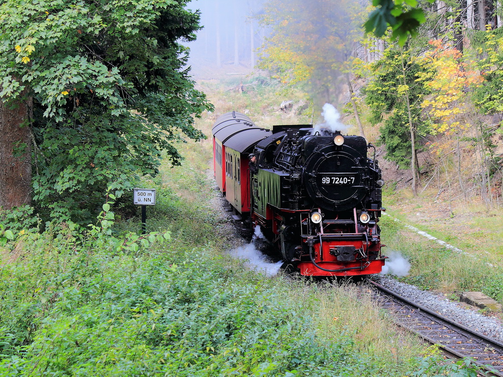 99 7240-7 mit HSB 8903 passiert  am 22. September 2012 in einer Hhe von 500 m . NN den Gasthof in Drei Annen auf der Fahrt nach Drei Annen Hohne.        