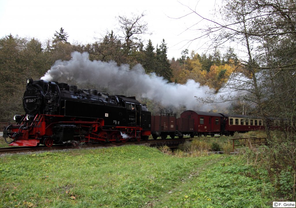 99 7240-7 vor Personenzug 8965 Gernrode - Hasselfelde, Selketalbahn im Harz (1.000mm Spurweite), fotografiert bei Silberhtte am 30.10.2011