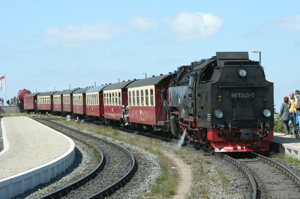 99 7240 am 03.06.2011 mit einem Zug in Richtung Schierke abfahrbereit im Bf. Brocken. Die Wetterverh�ltnisse waren an diesem Tag f�r Brockenbedingungen wirklich ideal! Denn an 99 von 100 Tagen herrscht dort Nebel und Wind!!!