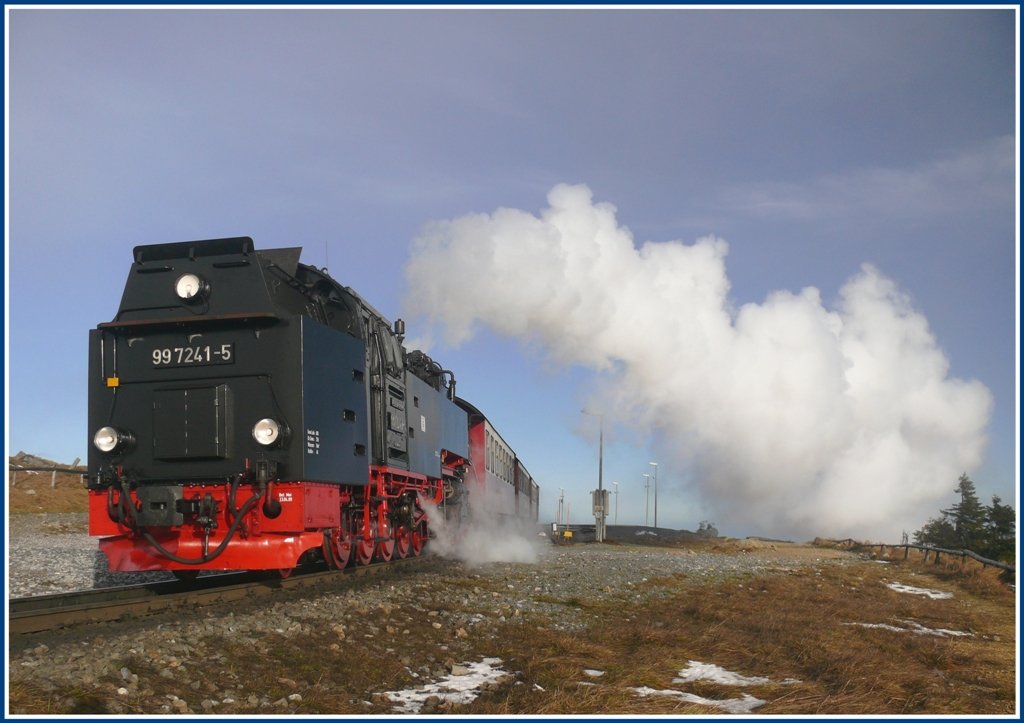 99 7241-5 verlsst mit Zug 8940 den Brocken Richtung Drei Annen Hohne, wo sie erneut dreht fr eine weitere Bergfahrt. (07.12.2009)