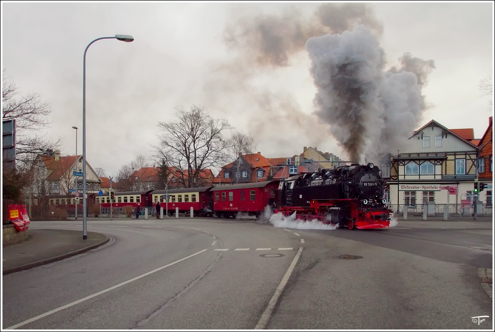 99 7241 der HSB mit Zug 8931 von Wernigerode auf den Brocken.
Wernigerode Westerntor 3.2.2011