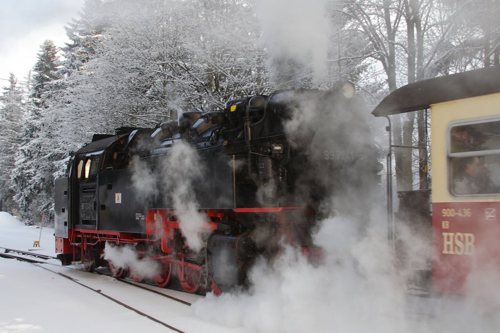 99 7241 mit P8904, am spten Nachmittag des 26.01.2013, bei der Ausfahrt aus dem Bahnhof Drei Annen Hohne, in Richtung Wernigerode.