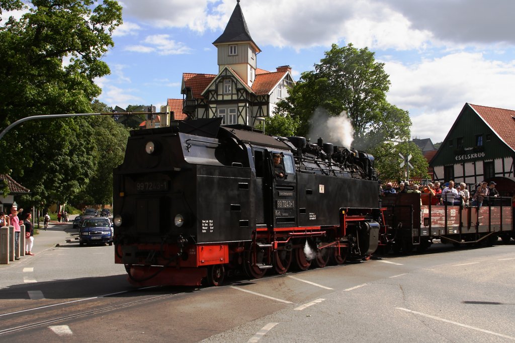 99 7243 mit Planzug P8904 von Eisfelder Talmhle am 09.06.2012 beim berqueren der Westerntorkreuzung in Wernigerode und kurz vor Erreichen des gleichnamigen Bahnhofes.