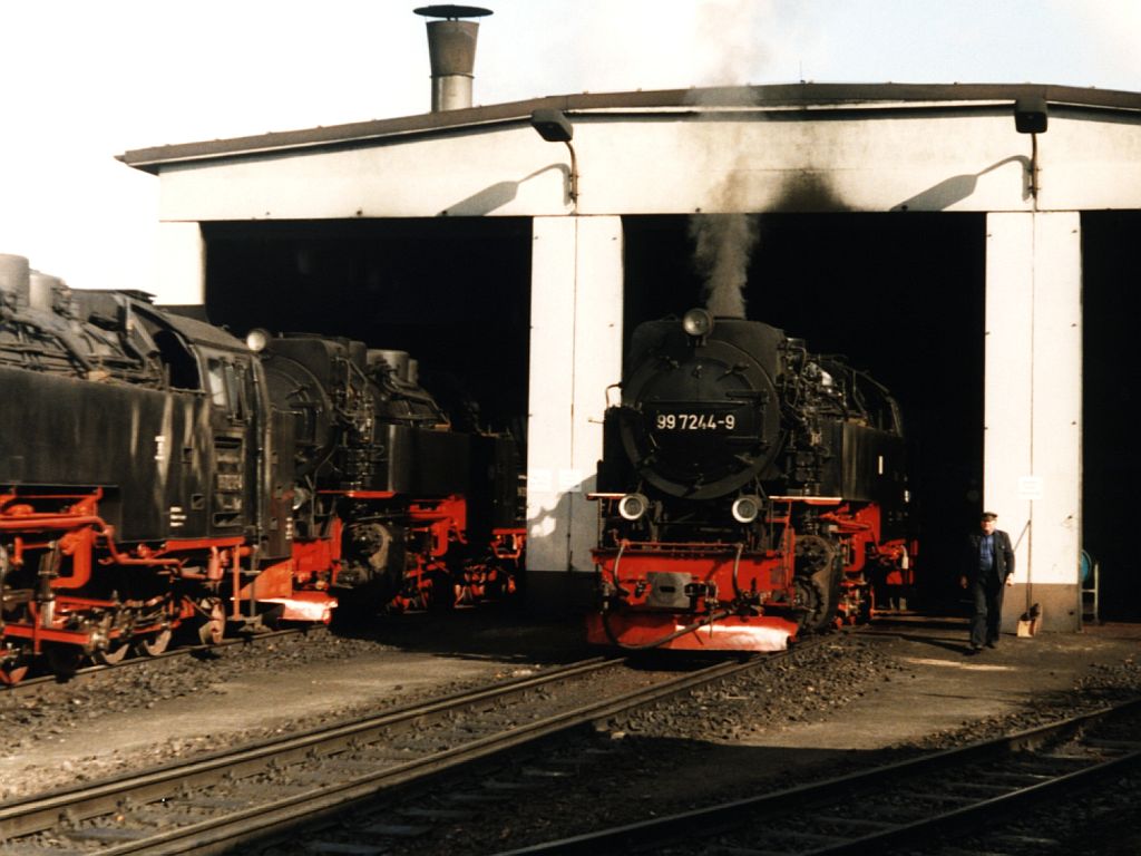 99 7244-9 der Harzer Schmalspurbahnen in Bahnbetriebswerke Wernigerode am 16-10-1997. Bild und scan: Date Jan de Vries. 