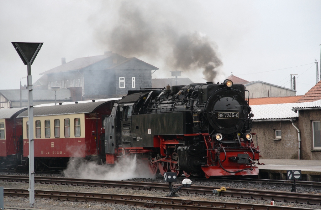 99 7245-6 bei der Auafahrt Nordhausen Nord am 1.Juni 2013. In etwa 3,5 Stunden wird sie Ihren Endbahnhof Brocken erreicht haben.