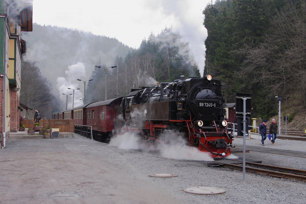 99 7245 steht mit P 8929 in Richtung Nordhausen am sp�ten Nachmittag des 06.04.2012 im Bahnhof  Eisfelder Talm�hle .