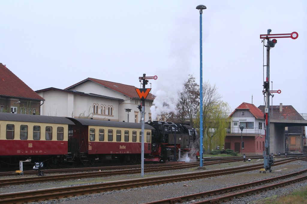 99 7245 steht mit P8920 in Richtung Wernigerode am 06.04.2012 abfahrbereit im Bahnhof Nordhausen-Nord. (Aufnahme entstand von der Oscar-Cohn-Strae aus!)