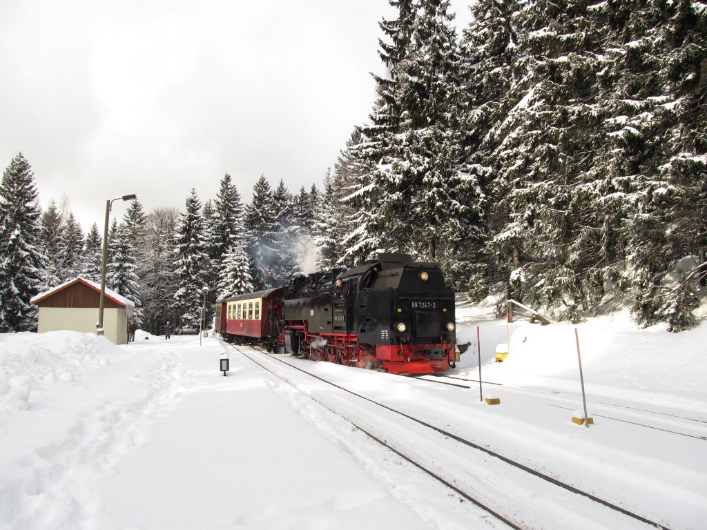 99 7247-2 kommt gerade (09.02.2013) vom Brocken herunter und fhrt in den Bahnhof Schierke ein.