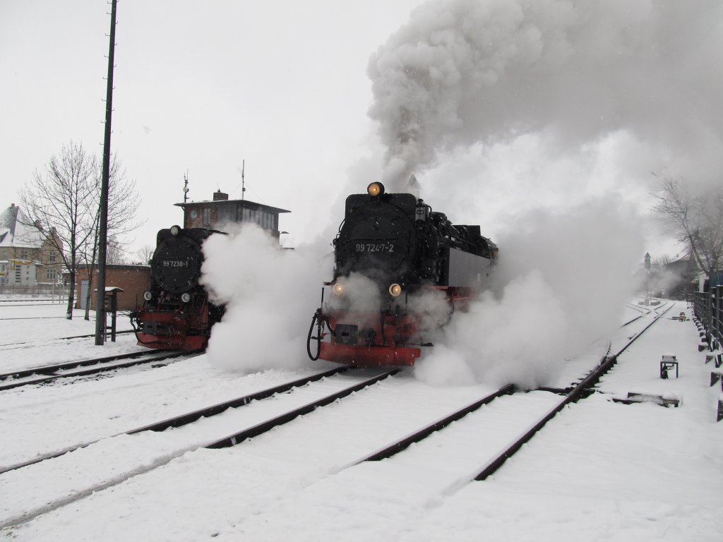 99 7247-2 verlsst am 09.02.2013 gerade den Bahnhof Wernigerode. Ihre Schwestermaschine 99 7238-1 wird noch fr den Tag vorbereitet.