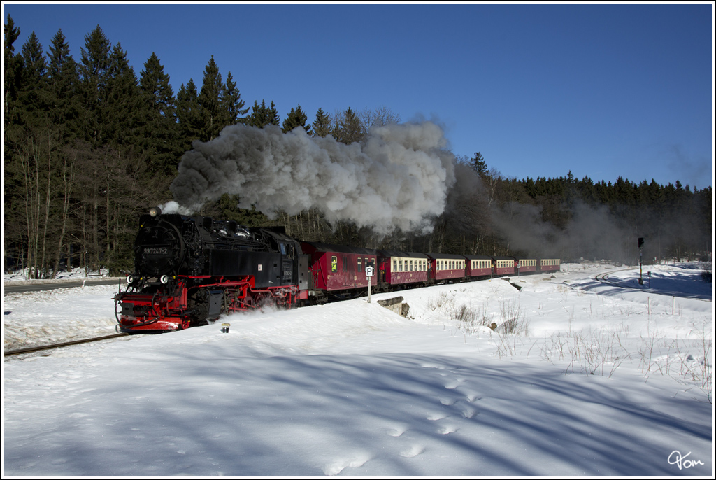 99 7247 der Harzer Schmalpurbahnen fhrt mit Zug 8925 in Drei Annen Hohne aus. 5.3.2013