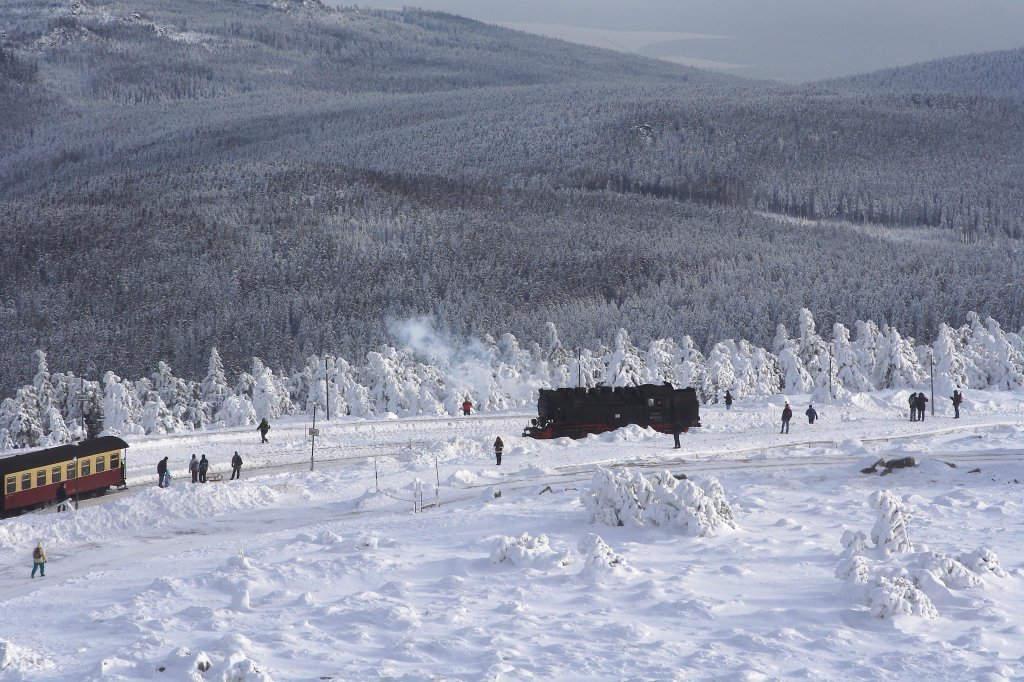 99 7271 rangiert hier am 26.01.2013 im Bahnhof Brocken gerade an P8922 heran. Ziel des Zuges ist Drei Annen Hohne. Die Aufnahme erfolgte von der Aussichtsplattform des Brockenturmes aus.