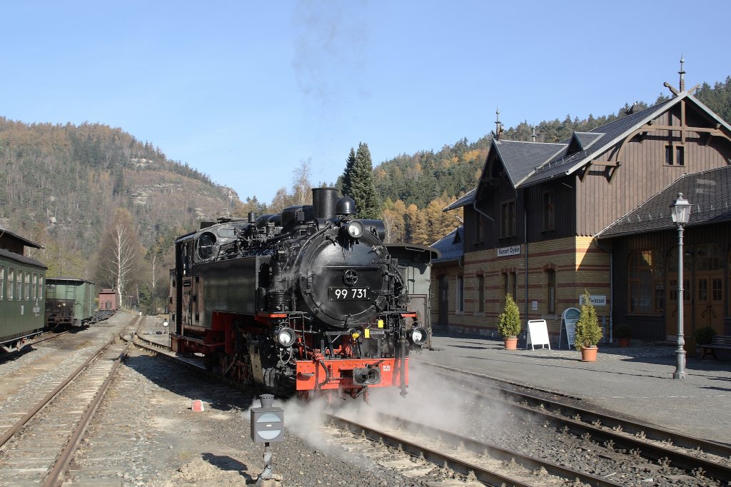 99 731 umfhrt nach dem ergnzen der Wasservorrte in Oybin ihren Zug. Aufgenommen vom berweg zur Bushaltestelle des Pendelbuses zum Berg Oybin. (30.10.2010) 
