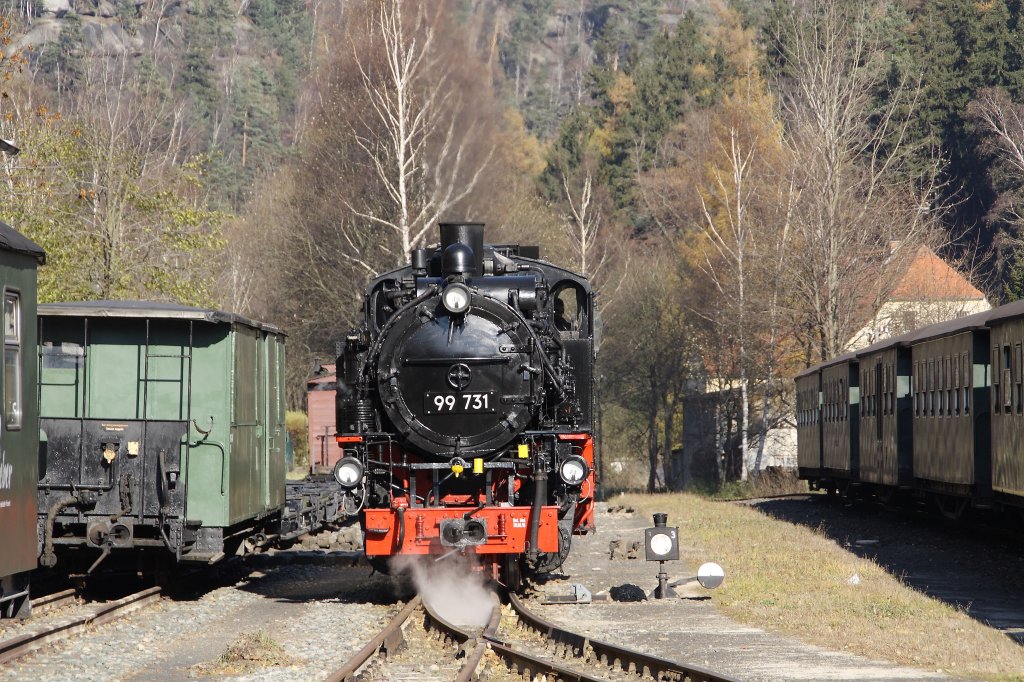 99 731 umfhrt nach dem ergnzen der Wasservorrte in Oybin ihren Zug. Aufgenommen vom berweg zur Bushaltestelle des Pendelbuses zum Berg Oybin. (30.10.2010) 

