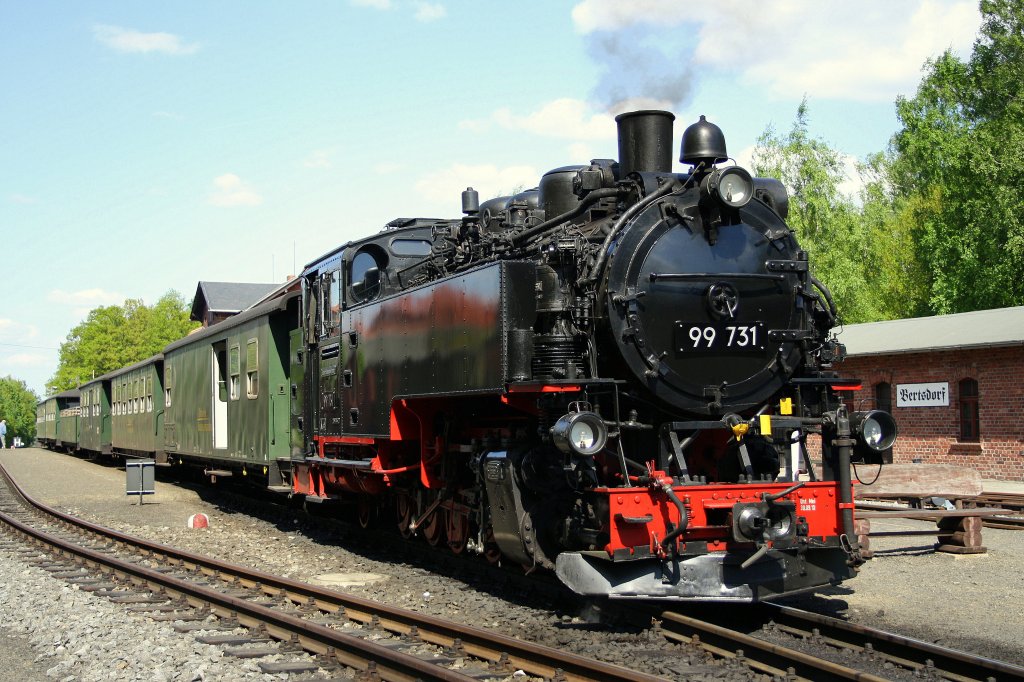 99 731 wartet am 01.05.'11 in Bertsdorf mit ihrem Personenzug auf Abfahrt-> Jonsdorf