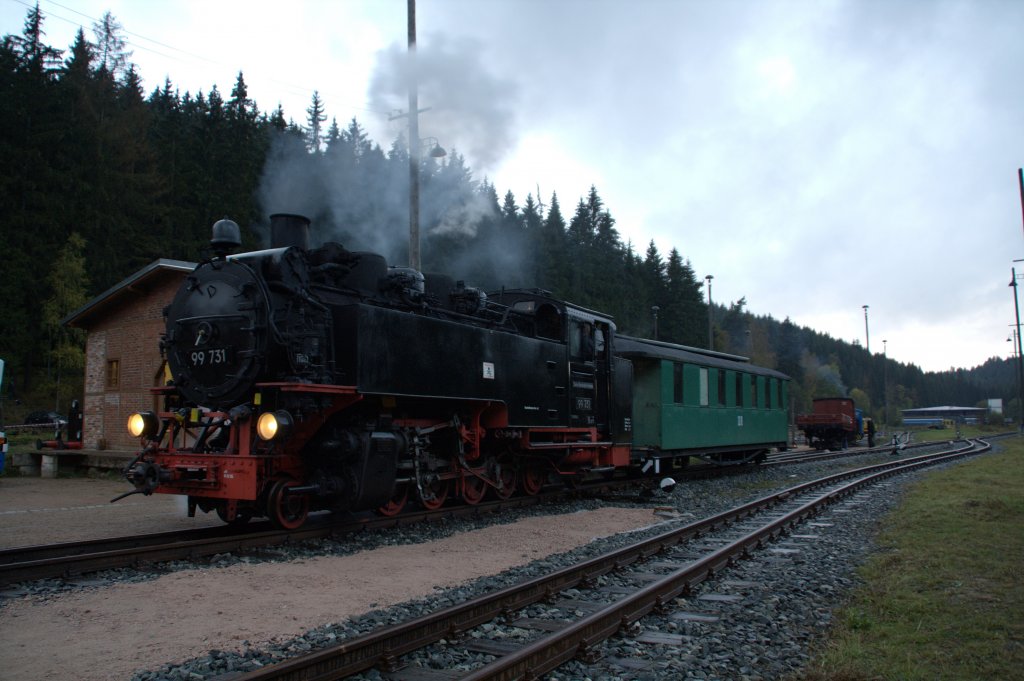 99 731 zieht am Abend des 04.10.09 einen Personenwagen zum Bahnsteig in Schnheide Sd.