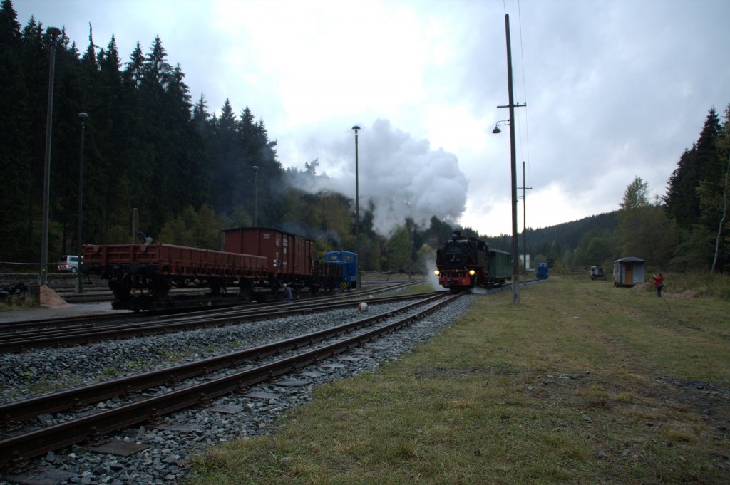 99 731 zieht am Abend des 04.10.09 einen Personenwagen zum Bahnsteig in Schnheide Sd.