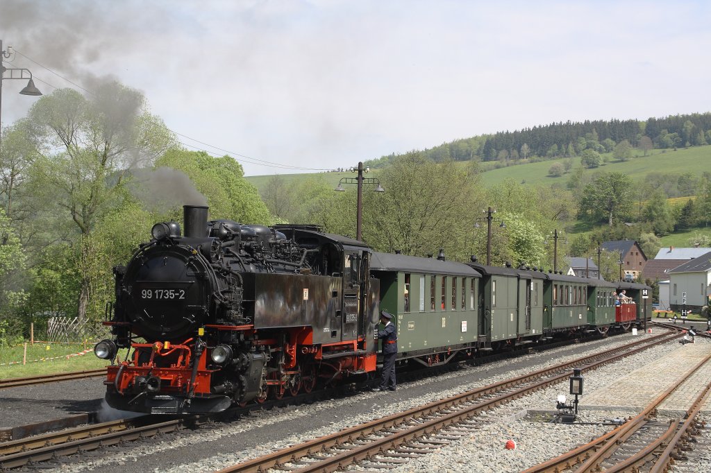 99 735 ist am 22.05.2010 im Bahnhof Steinbach bereit fr die Abfahrt.