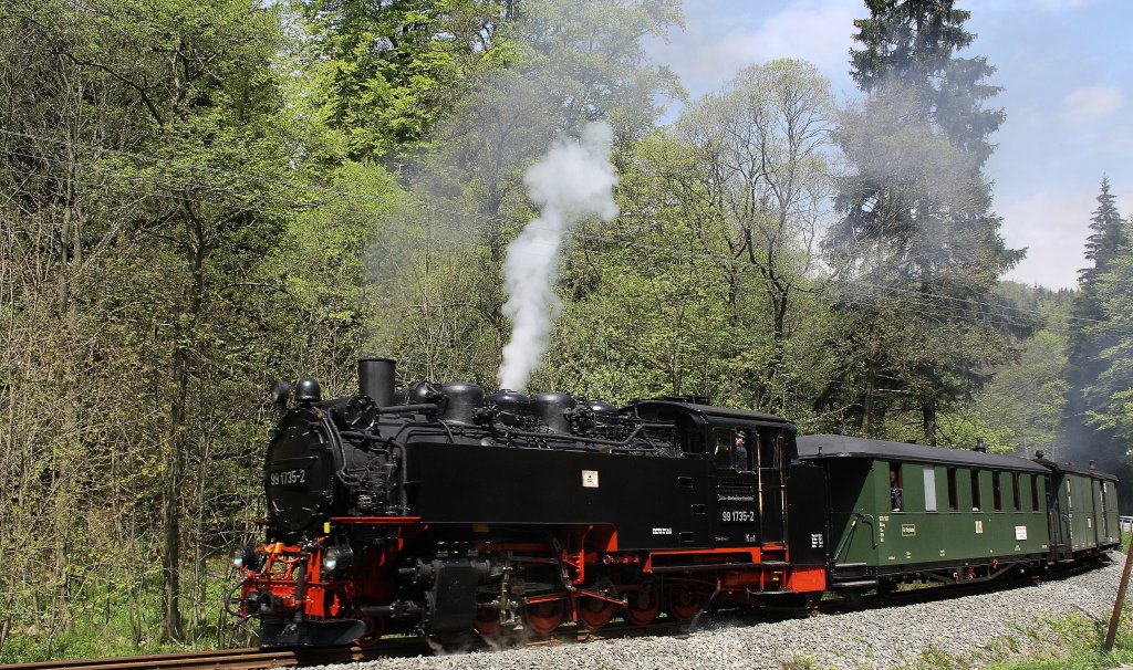 99 735 ist am 22.05.2010 zwischen Steinbach und Schmalzgrube unterwegs.