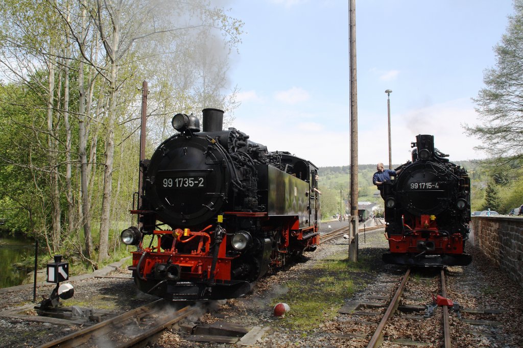 99 735 trifft am 22.05.2010 im Bahnhof Steinbach auf 99 715.