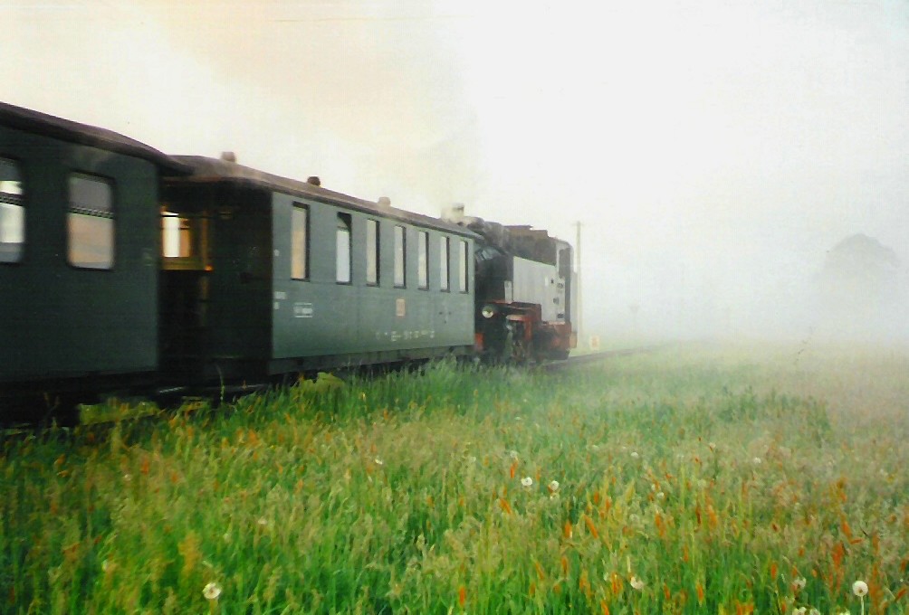99 743-7 fuhr im Mai 2000 am frhen Morgen, noch unter Regie der DB, in den Nebel von Moritzburg, auf der Fahrt nach Radebeul.
scann.