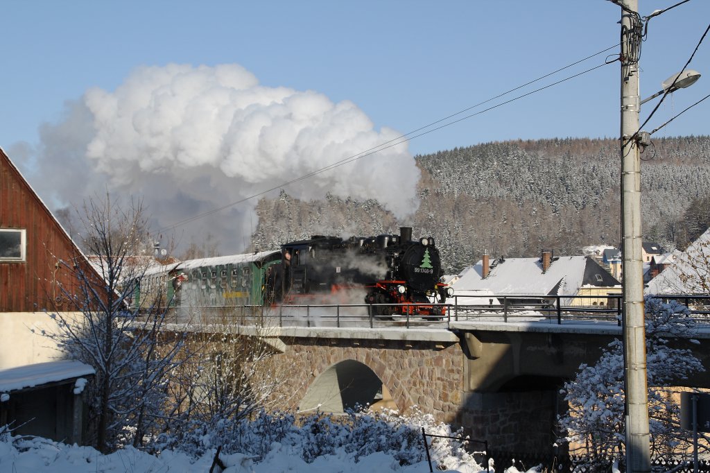99 746 passiert am 27.11.10 das Schmiedeberger Viadukt. 

