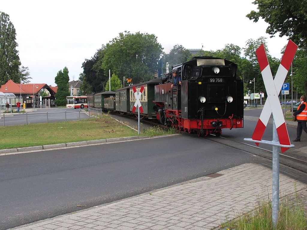 99 758 mit einem Dampfzug zwischen Bahnhof Zittau und die Bahnbetriebswerke der SOEG in Zittau am 12-7-2007.