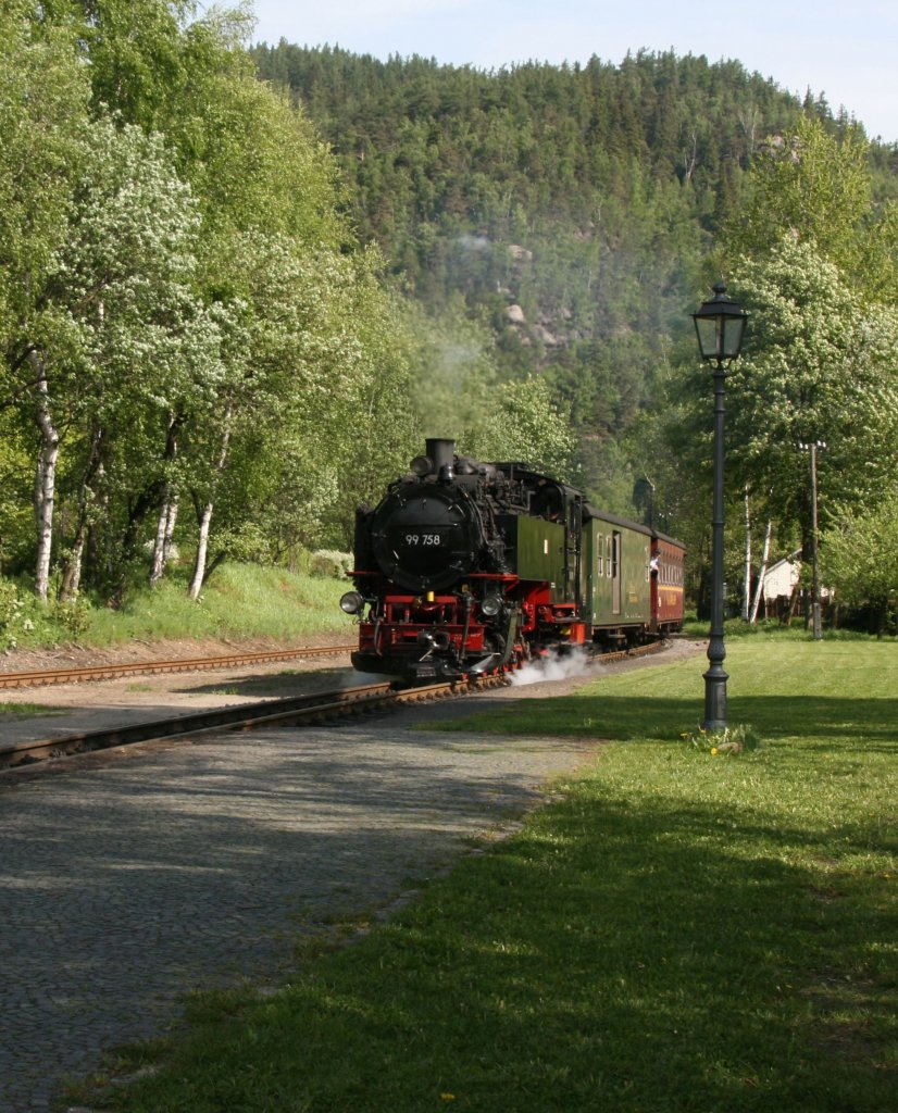 99 758 der Zittauer Schmalspurbahn am 14.05.2011 bei der Einfahrt in den Bahnhof Oybin.