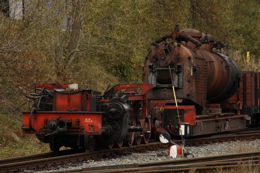 99 77-79 in Aufarbeitung, geseh am 22.10.2010 im Bahnhof Oberwiesenthal. (Aufgenommen vom Bahnsteig) 
