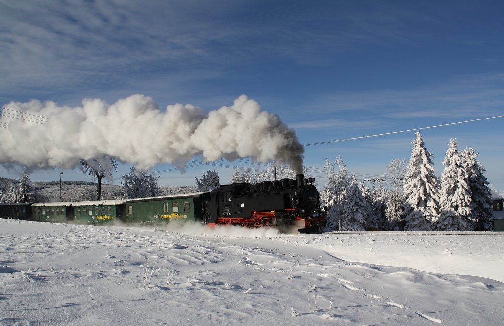 99 771 hat am 13.01.2010 lautstark den Bahnhof Kretscham-Rothensehma in Richtung Oberwiesenthal verlassen. 

