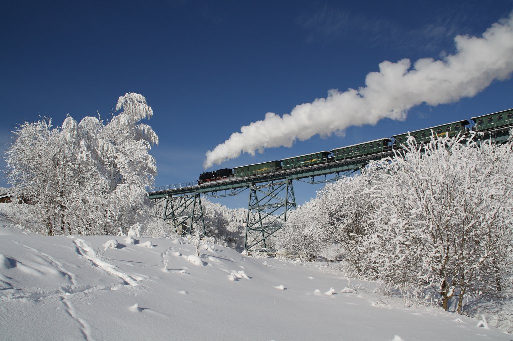 99 771 passiert am 13.01.2010 das Viadukt in Oberwiesenthal.