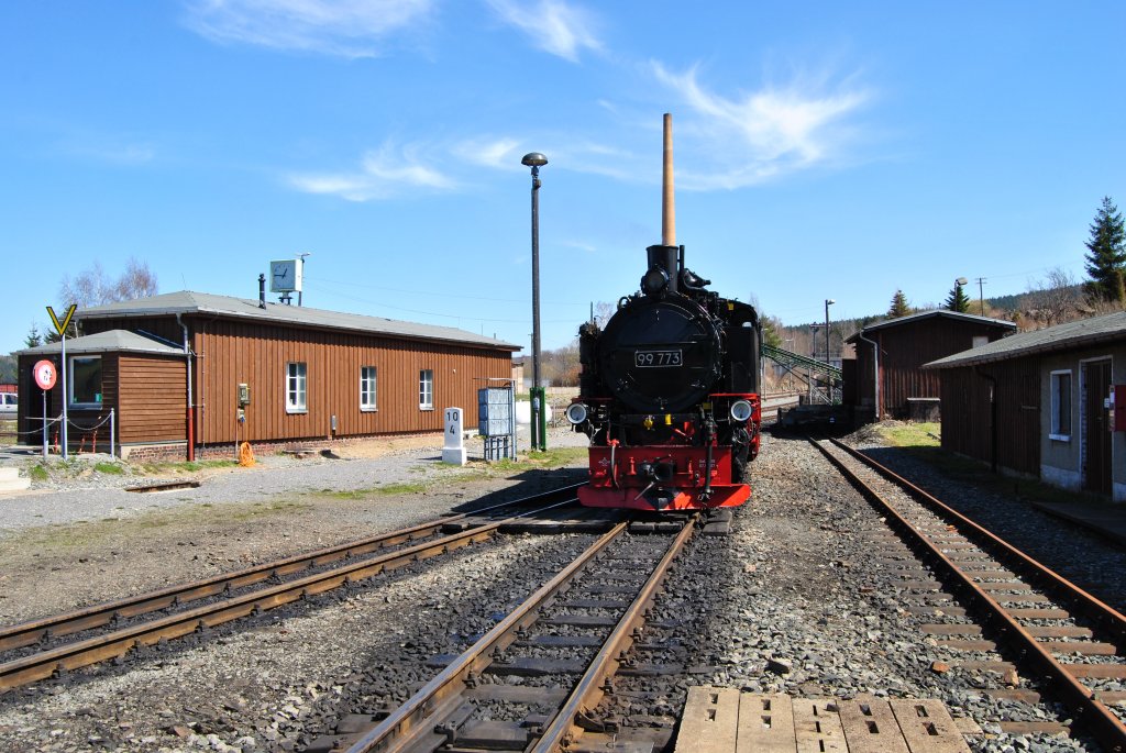 99 773 am 18.04.2010 gegen 13.00 Uhr bei der Betriebspause in Cranzahl. Hat sie jetzt einen verlngerten Schornstein erhalten - der Umwelt zu Liebe?