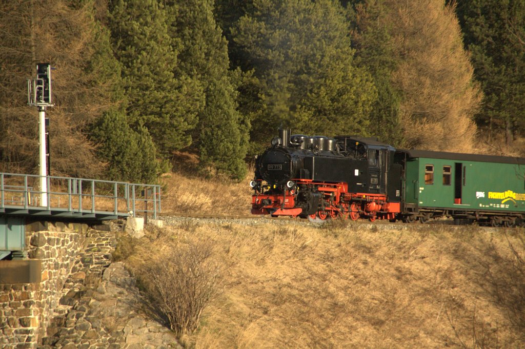 99 773 ist am 21.11.09 kurz vor dem Bahnhof Oberwiesenthal unterwegs. 