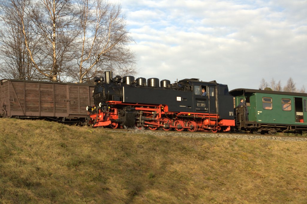 99 773 ist am 21.11.09 kurz vor dem Bahnhof Oberwiesenthal unterwegs. 