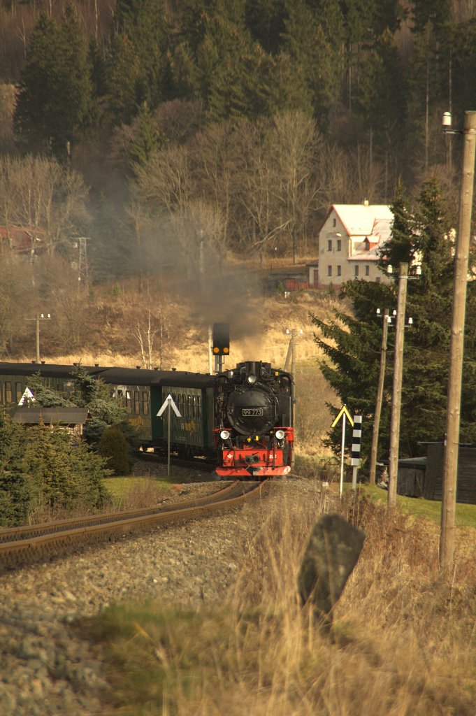 99 773 ist am 21.11.09 im Ortsgebiet von Hammerunterwiesethal unterwegs. 