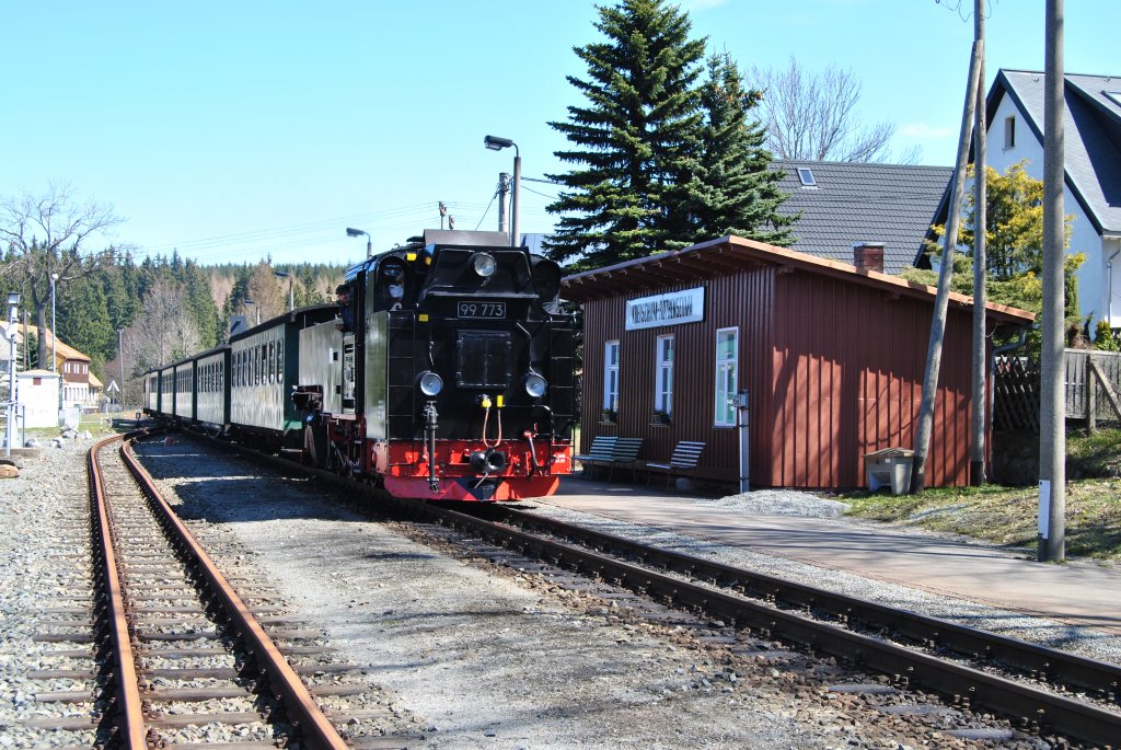 99 773 fhrt am 18.04.2010 in Kretscham-Rothensehma mit ihrem Mittagspersonenzug in Richtung Cranzahl ein.