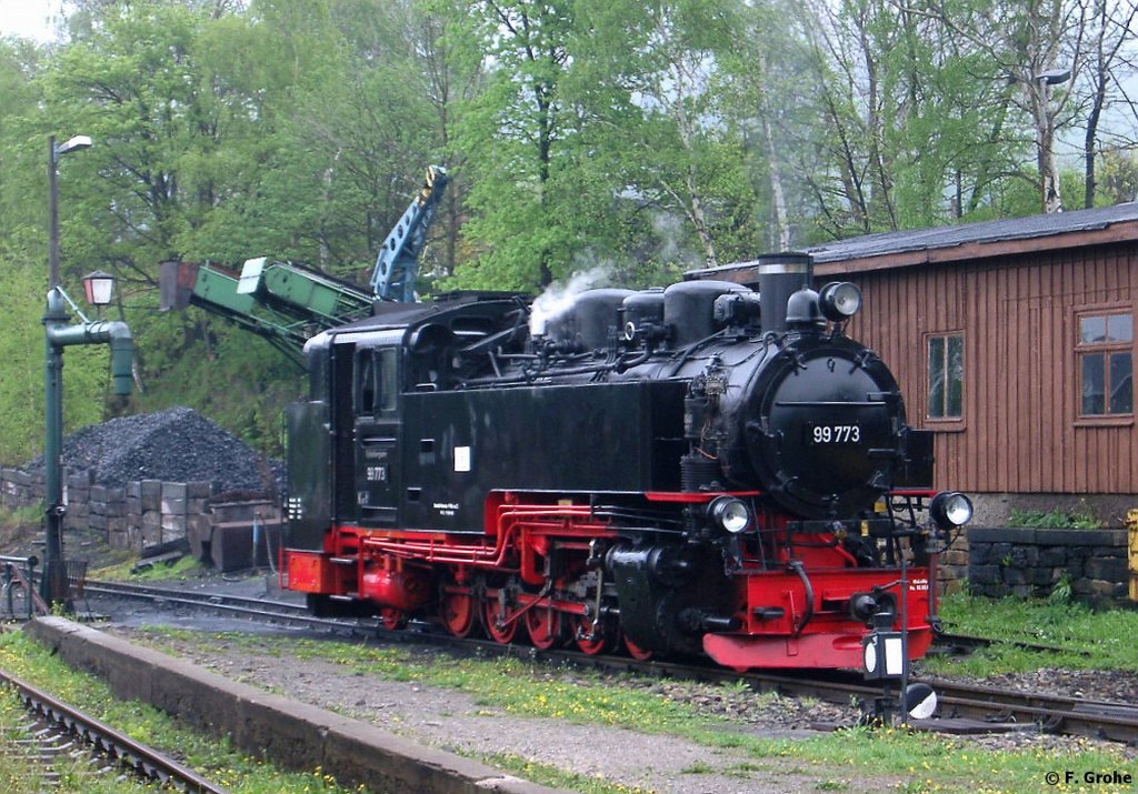 99 773 fhrt zum Bekohlen und Wassernehmen, KBS 518 Fichtelbergbahn Crahnzal - Oberwiesenthal, fotografiert im Bhf. Cranzahl am 10.05.2003