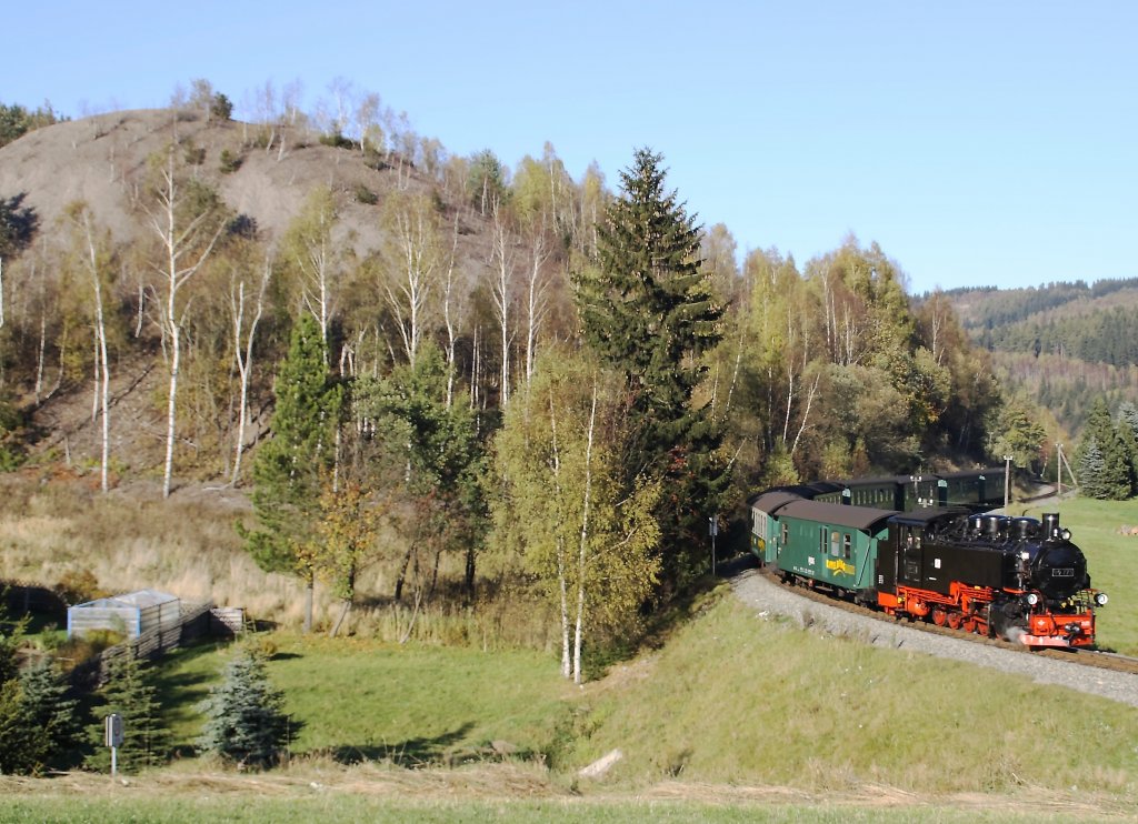 99 773 passiert am 16.10.2011 auf dem Weg nach Oberwiesenthal die Wismuthalde in Hammer-Unterwiesenthal.