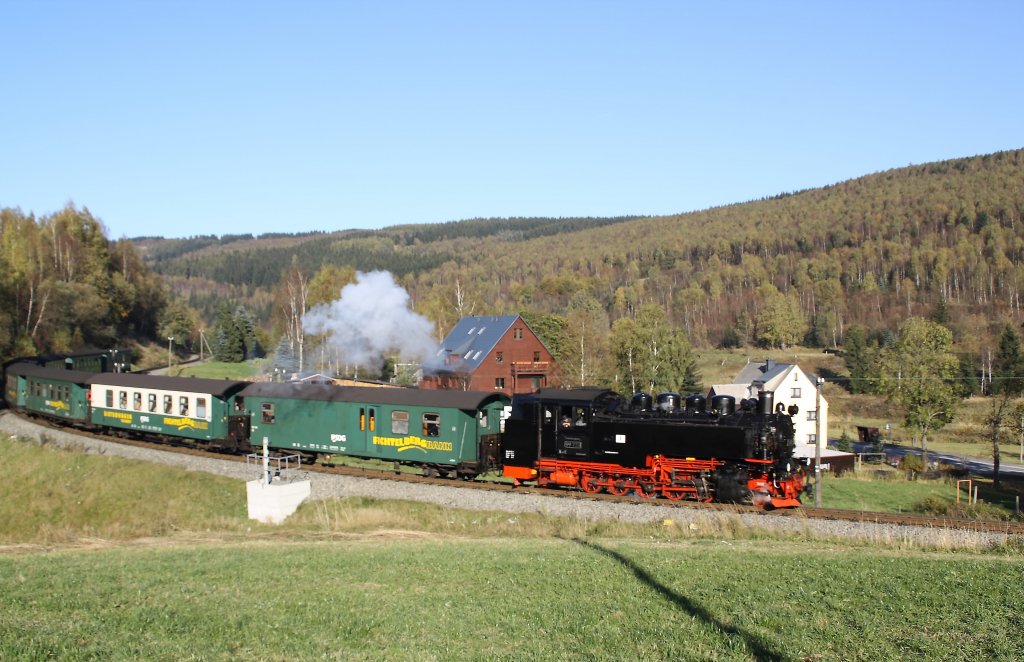 99 773 passiert am 16.10.2011 auf sem Weg nach Oberwiesenthal die Wismuthalde in Hammer-Unterwiesenthal.


