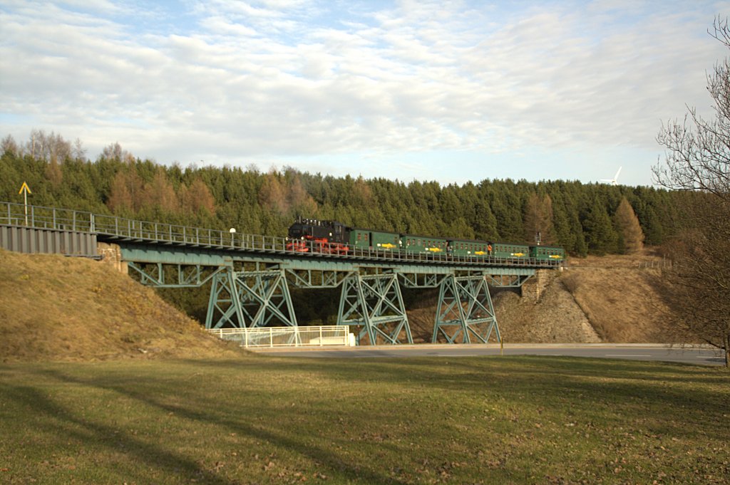 99 773 passiert am 21.11.09 das Vadukt vor dem Bahnhof Oberwiesenthal. 